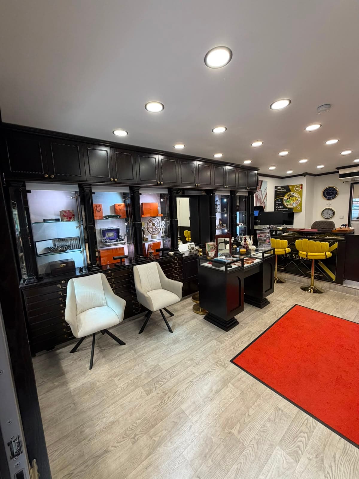 Vitrinen und Sitzbereich bei Juwelier Schröder Stade